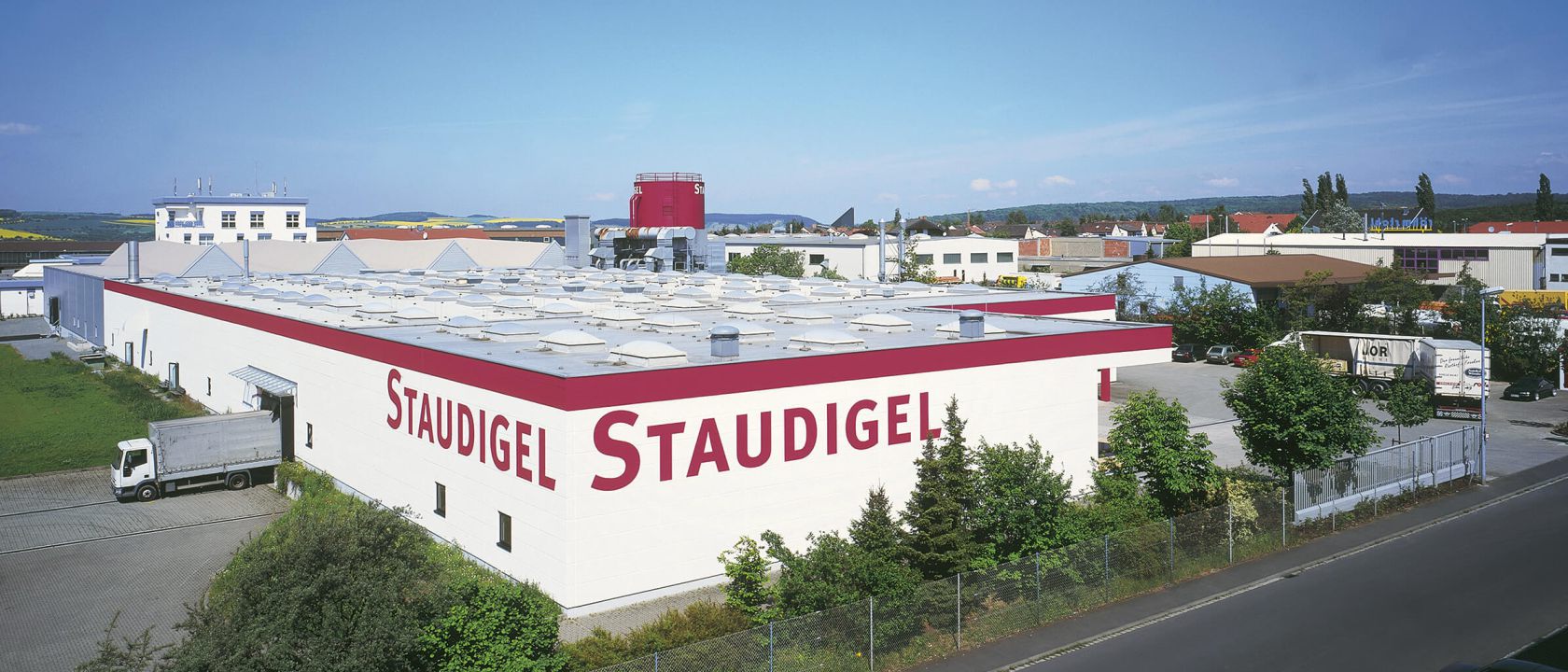 Das große Betriebsgebäude von Staudigel mit klarer Sicht auf die Umgebung.