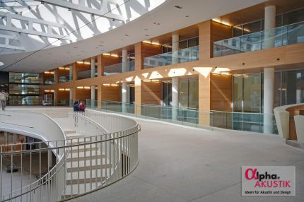 Halle mit geschwungener Treppe und holzverkleideten Galerien – Europäisches Patentamt