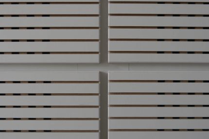 Detail weißer Schlitzplatten mit Kreuzfuge – Sparkasse Spree-Neiße, Cottbus
