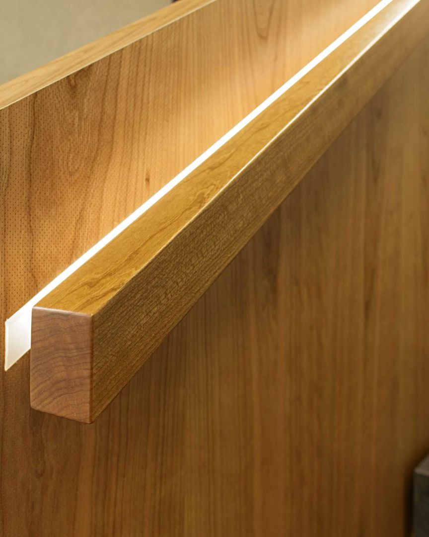 Detail des Holzhandlaufs mit eingelassenem Lichtband an der Treppenbrüstung – Deutsche Rentenversicherung, Würzburg