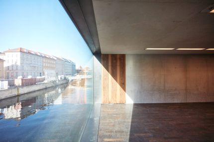 Raum an der Glasfassade mit Blick auf den Kupfergraben, Sichtbeton und Nussbaumtür – James-Simon-Galerie, Berlin