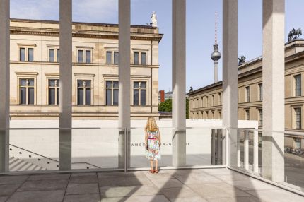 Kind auf der Kolonnadenterrasse mit Blick auf Museumsinsel und Fernsehturm – James-Simon-Galerie, Berlin