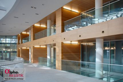 Galerieebenen mit Holzwandverkleidung, weißen Säulen und Glasbrüstungen – Europäisches Patentamt