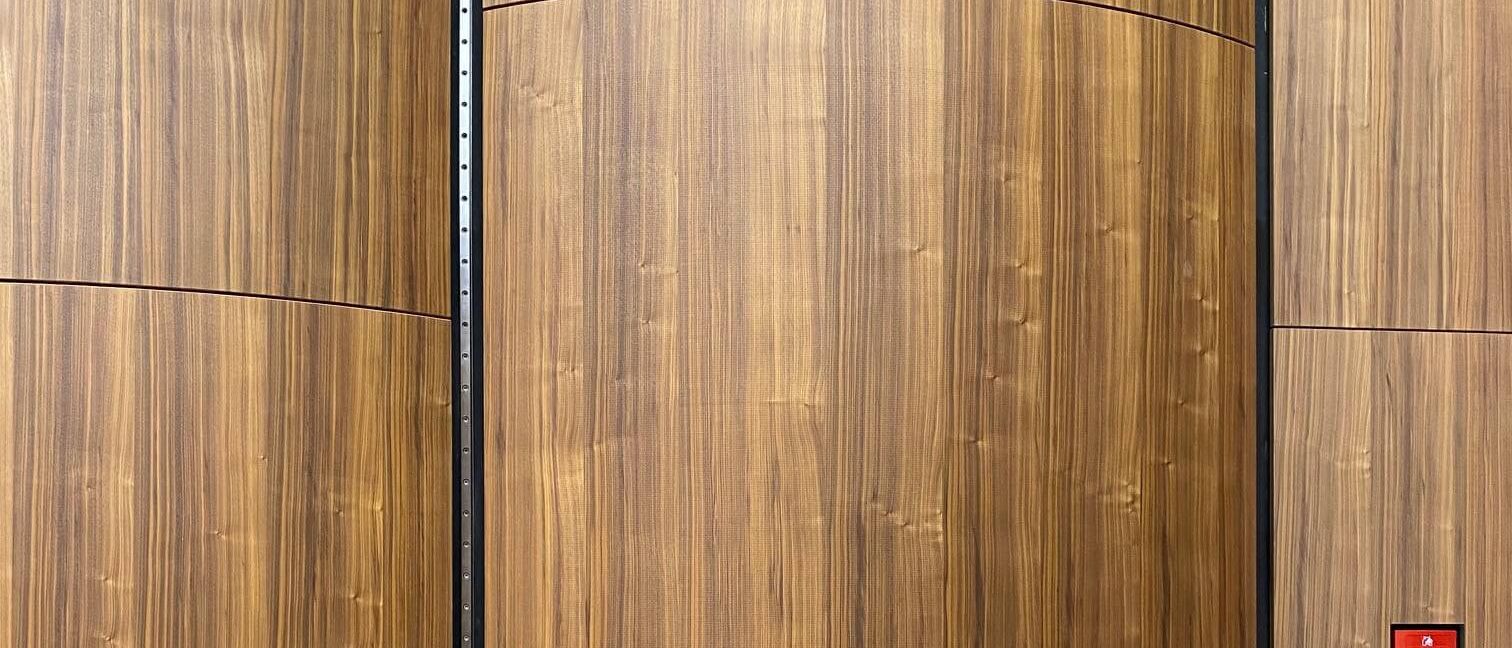 Detail der Holzfurnier-Wandverkleidung mit gebogener Fuge und Brandmelder – Beethovenhalle Bonn