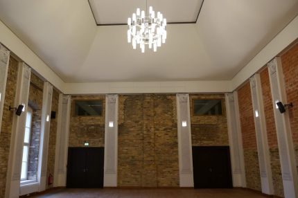 Festsaal mit hellem Deckenspiegel, Kronleuchter und Sichtmauerwerk – Neues Schloss Bad Muskau