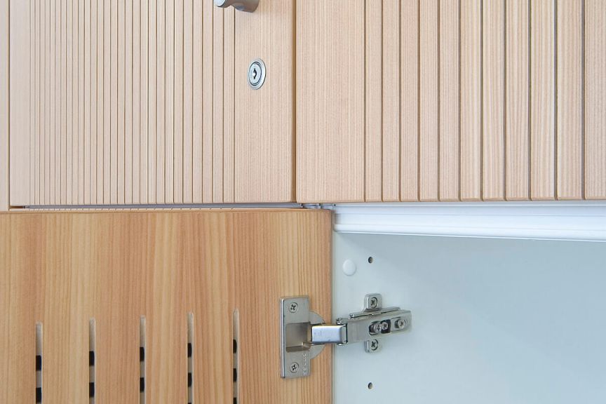 Staudigel-Schranktüren mit vertikalen Rillen für optimale Raumakustik gestalten den Raum.