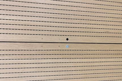 Detail der Schlitzplatten in Eiche mit horizontaler Fuge und Montagebohrungen – Technisches Rathaus Mannheim