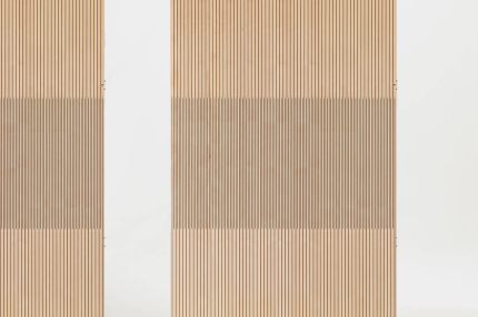 Ein eleganter Staudigel Paravent aus Holz mit vertikalen Lamellen für moderne Räume.