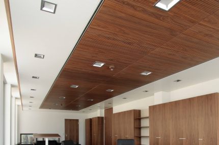 Chefbüro mit Deckenfeld aus Nussbaum-Schlitzplatten und Schrankwand – Sparkasse Spree-Neiße, Cottbus