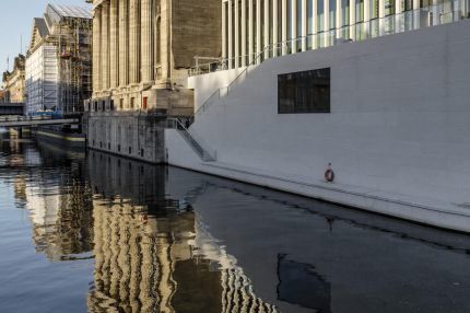 Kolonnade neben dem Pergamonmuseum mit Spiegelung im Kupfergraben, Hochformat – James-Simon-Galerie, Berlin