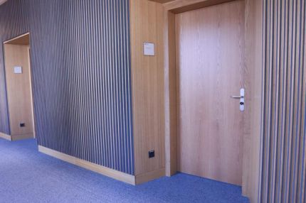 Flur mit Eichentüren in Wandverkleidung aus Holzlamellen, Hochformat – MOZ-Areal VR-Bank, Würzburg