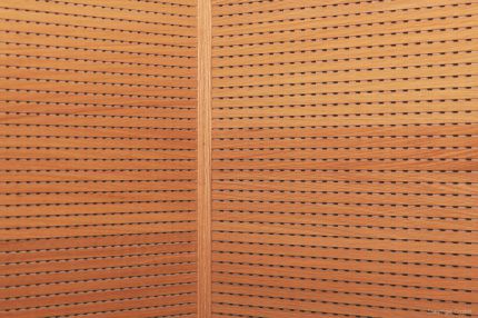 Detail der Schlitzplatten in Holzfurnier an einer Innenecke – Musikschule Essenbach