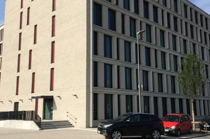 Außenansicht mit heller Klinkerfassade und schmalen Fensterbändern – Justizzentrum Bochum