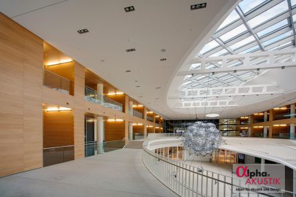 Holzverkleidete Galeriewand mit Lichtnischen unter ovalem Glasdach – Europäisches Patentamt
