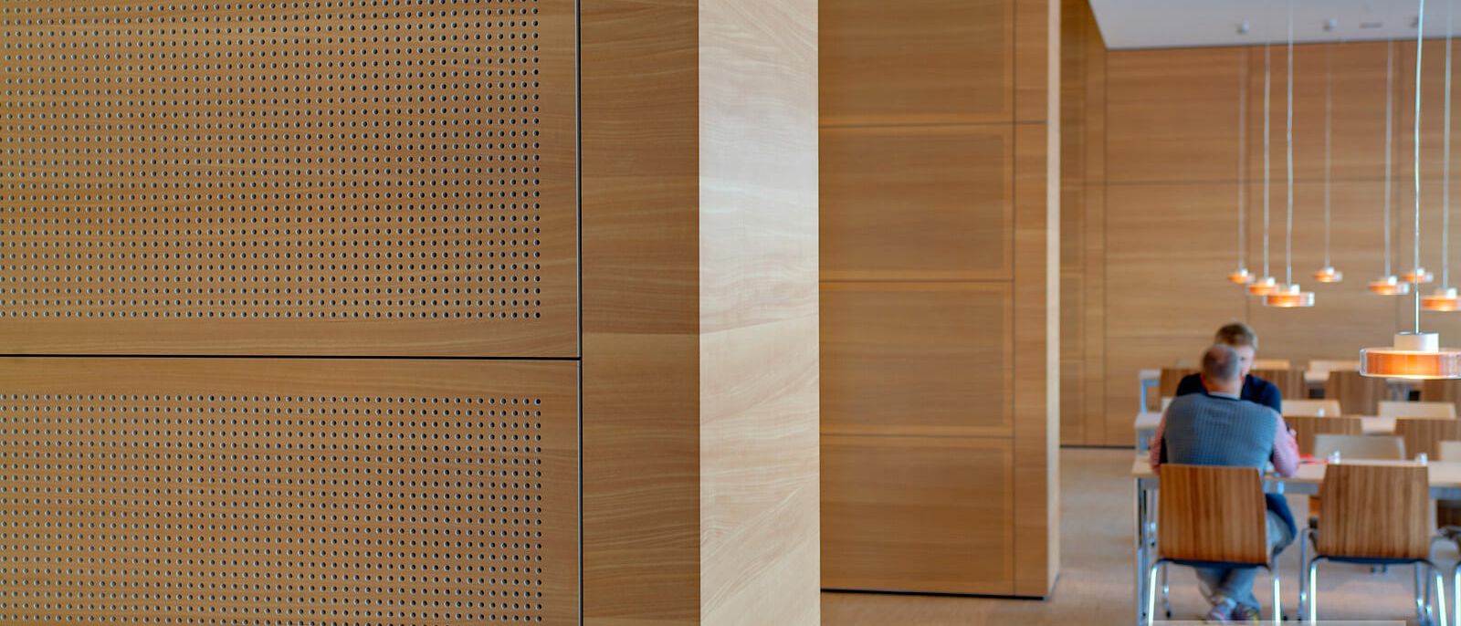 Detail der Holz-Lochplatten mit Blick in die Kantine – Europäisches Patentamt