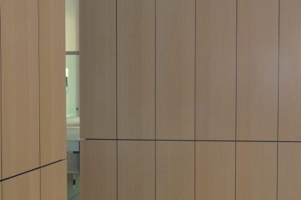Detail der Schlitzplatten-Wandverkleidung in Holz mit Fugen – Justizzentrum Bochum