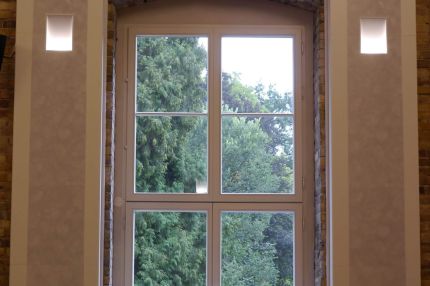 Rundbogenfenster zwischen Pilastern mit Wandleuchten – Neues Schloss Bad Muskau