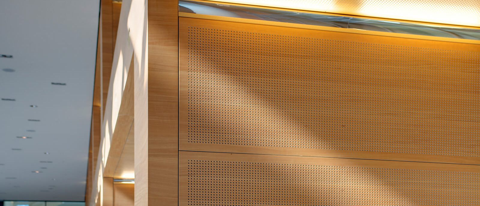 Detail der Lochplatten-Wandverkleidung in Holz mit Lichtfuge – Europäisches Patentamt