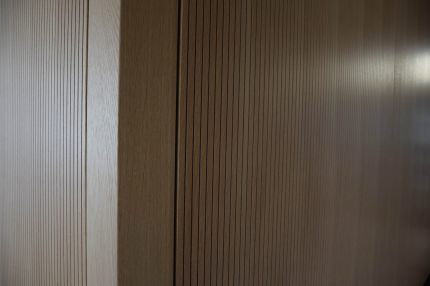 Detail der Schlitzplatten in Holzfurnier mit Fuge und Rahmenprofil – IHK Nürnberg
