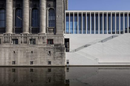 Kolonnade und Treppe neben dem Pergamonmuseum mit Spiegelung im Wasser – James-Simon-Galerie, Berlin