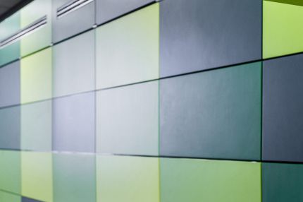 Schrägansicht der Paneelwand in Grün- und Grautönen an der Mensa-Ausgabe – Gymnasium Oberursel