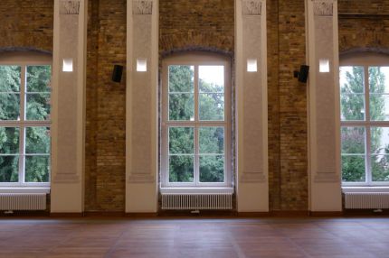 Fensterwand im Festsaal mit Pilastern und Sichtmauerwerk – Neues Schloss Bad Muskau
