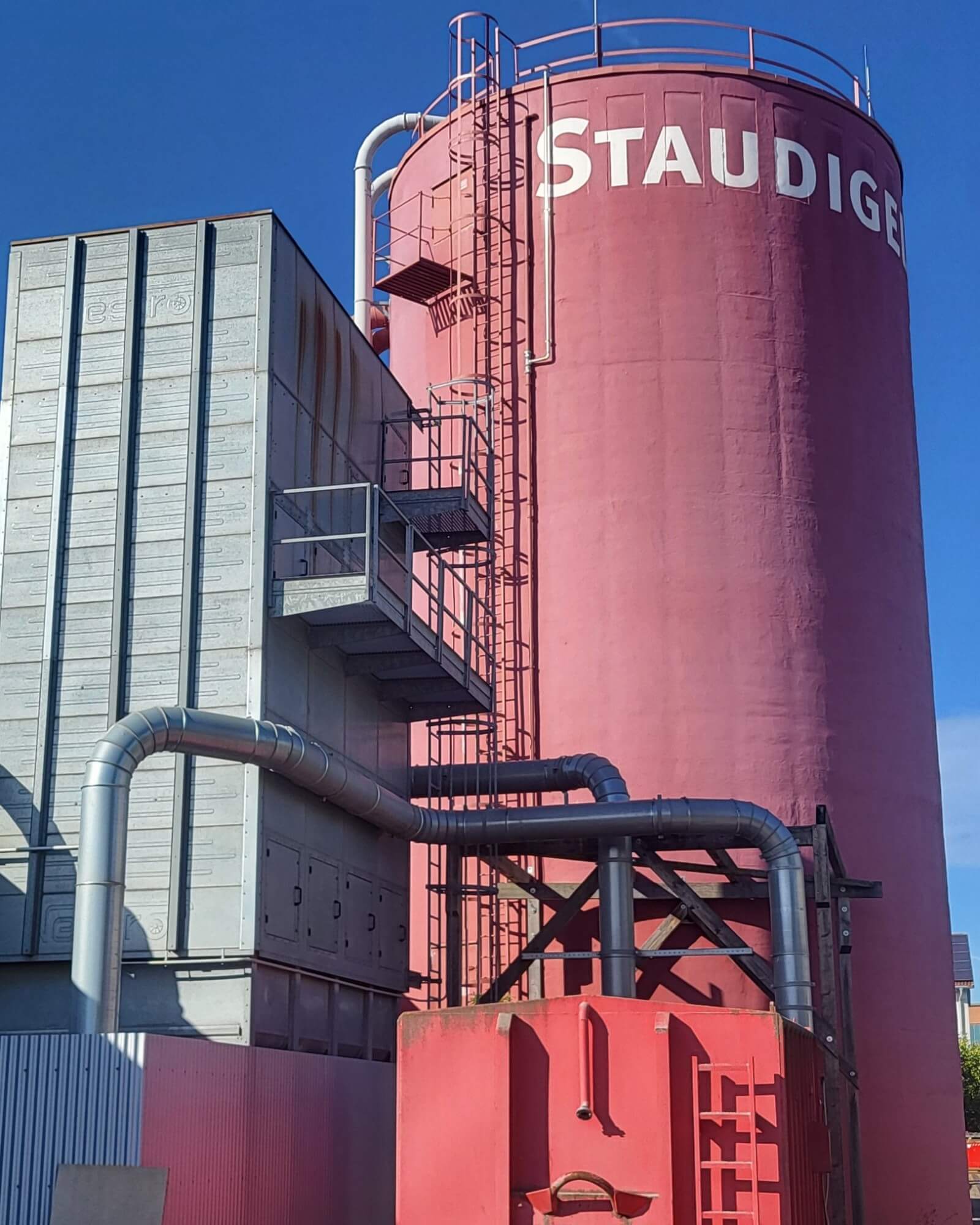 Der Staudigel-Spänebunker zeigt innovative Raumakustik im industriellen Design.