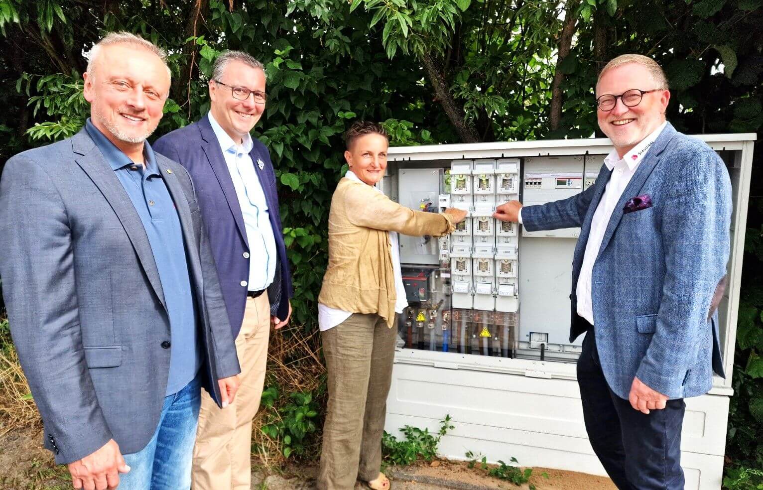 Vier Personen präsentieren stolz die neue Staudigel PV-Anlage für Nachhaltigkeit.