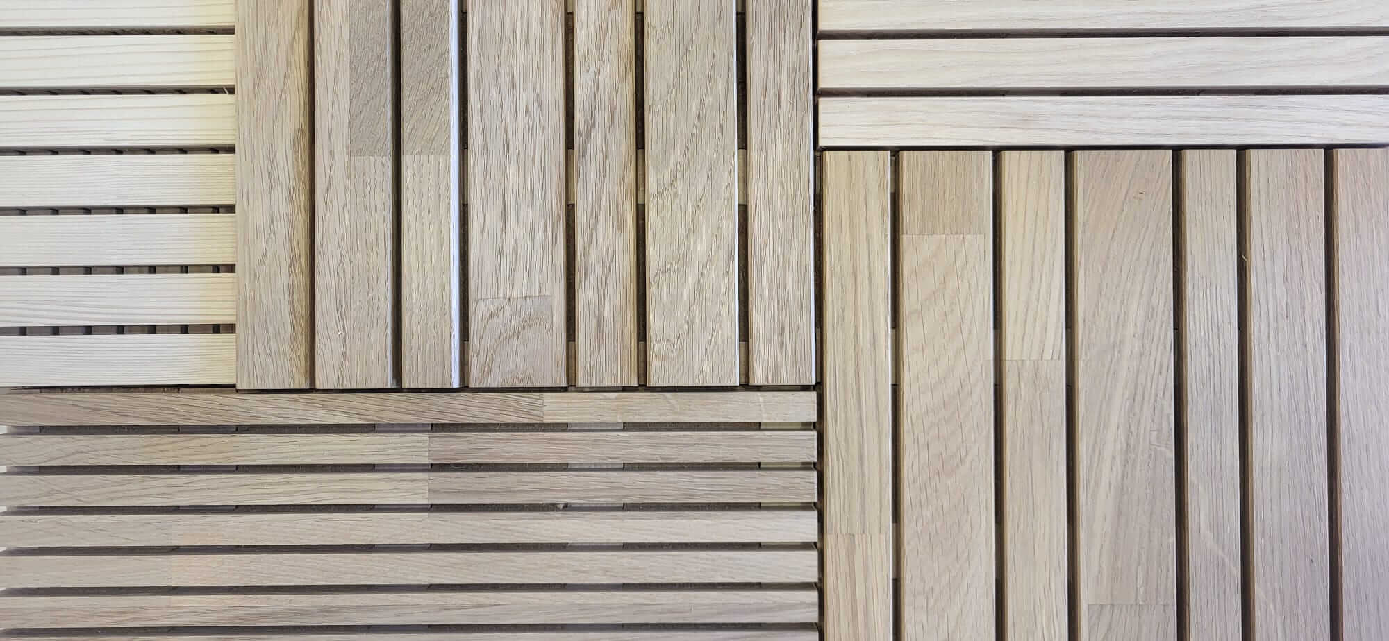 Holzpaneele zeigen unterschiedliche Texturen zur Verbesserung der Raumakustik | © Staudigel.